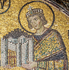 Constantin I ţinând în mâini un model al oraşului Constantinopol (mozaic de la bazilica Sfânta Sofia)