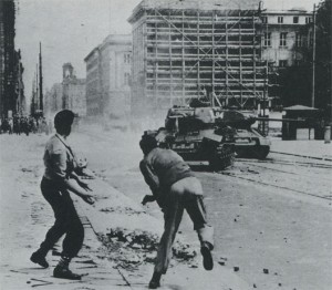 Luptă de stradă la Berlin între manifestanți și blindatele sovietice.
